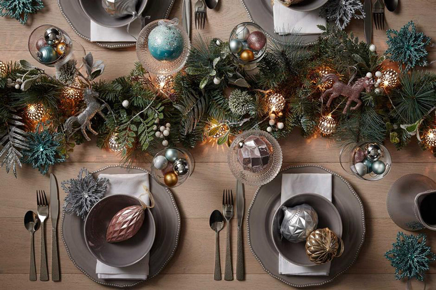 Christmas Table Decoration Ideas to Welcome 18 • DeCombo